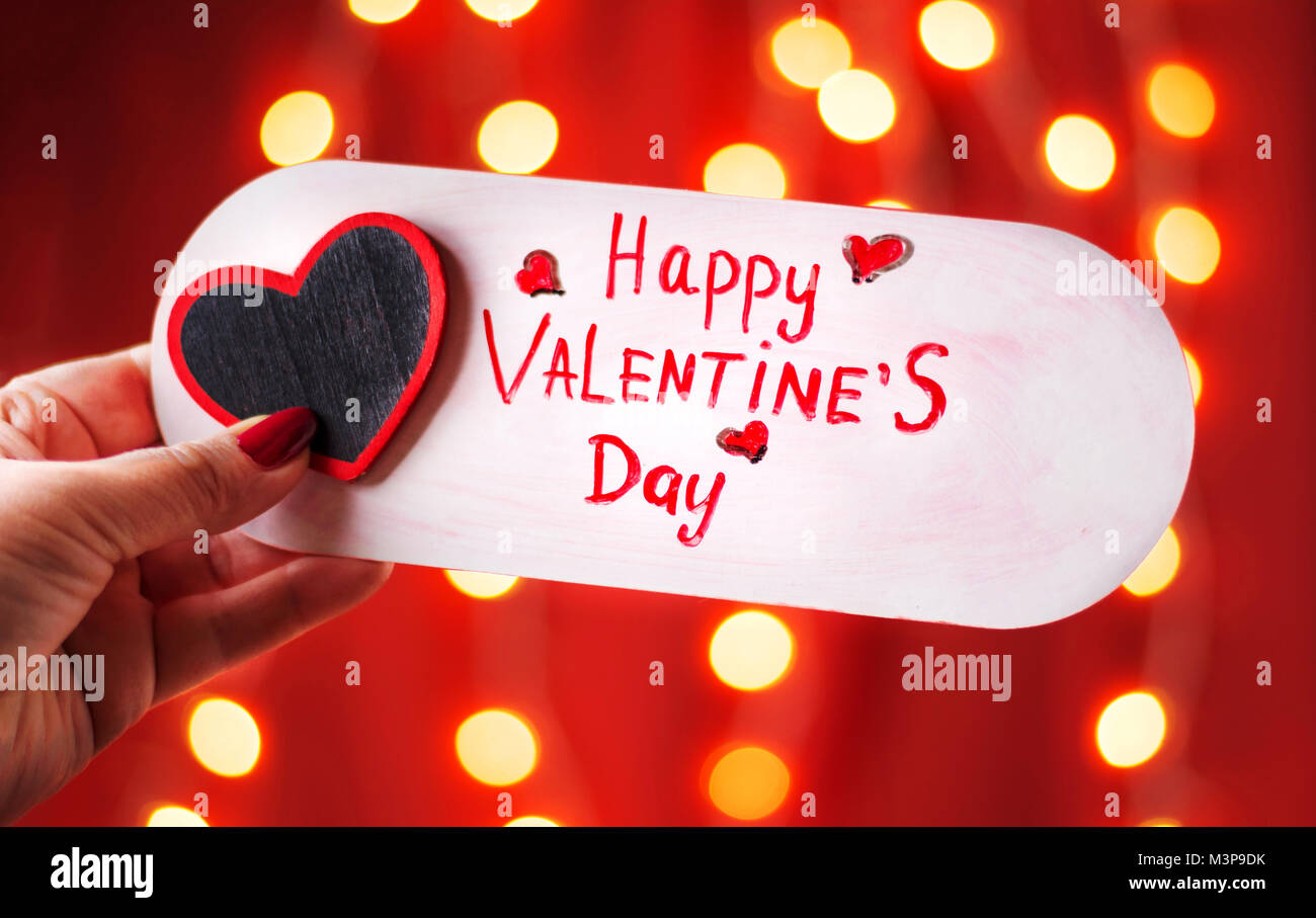 Weibliche Hand mit Happy Valentines Day Karte Stockfoto Weibliche Hand mit Happy Valentines Day Karte Stockfoto