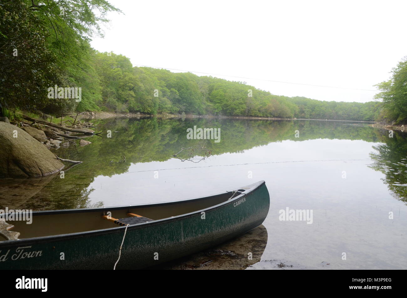 Eine grüne Kanu auf Gewächshaus Teich wakefeld South Kingston Rhode Island USA Stockfoto