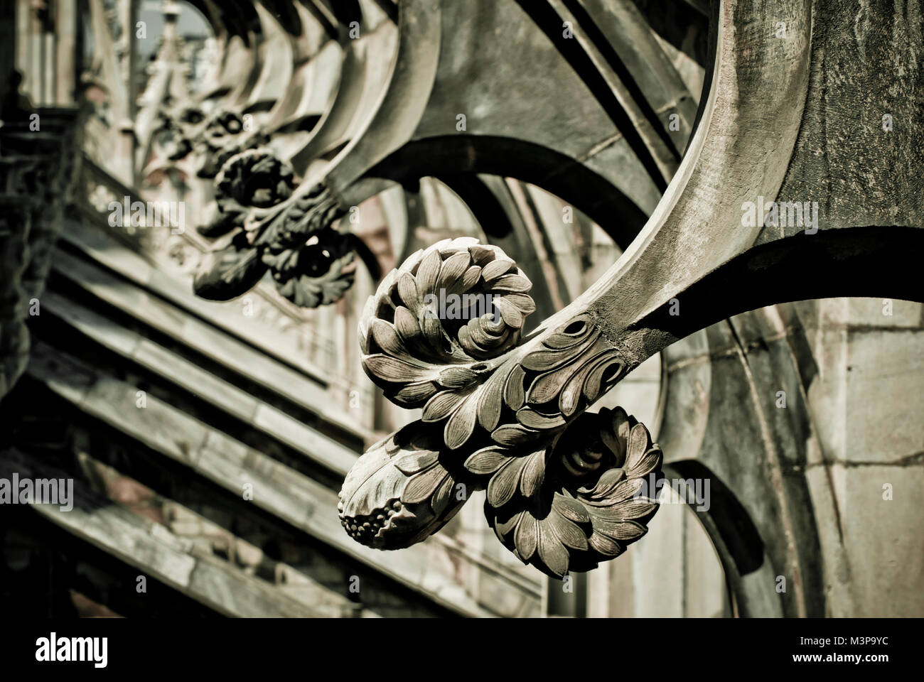 Reihe von architektonischen Details der Mailänder Kathedrale Turm. Stockfoto