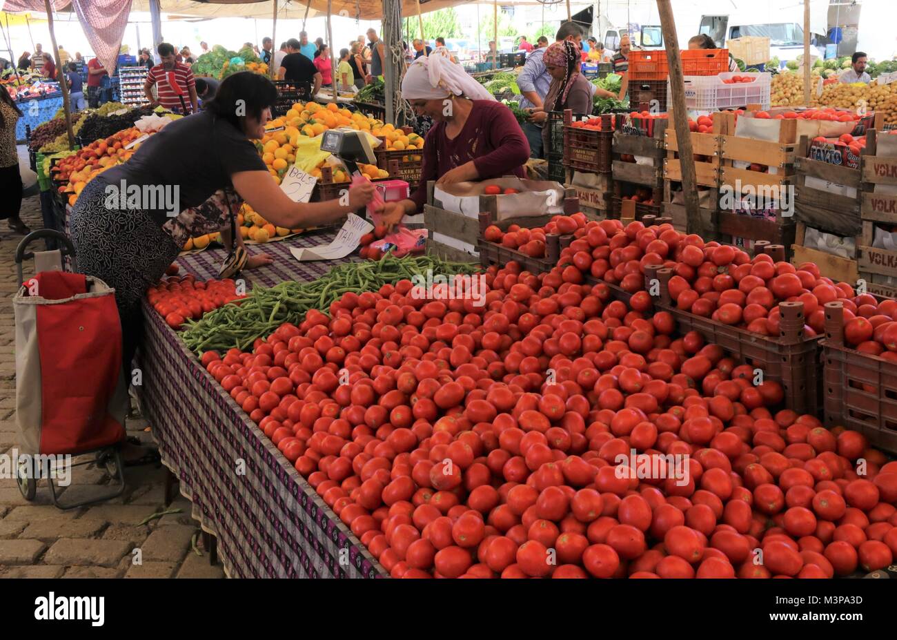 CALIS, Türkei - 6. August 2017: Frisches Obst und Gemüse für den Verkauf am lokalen Markt in Calis, Türkei, 6. August 2017 Stockfoto