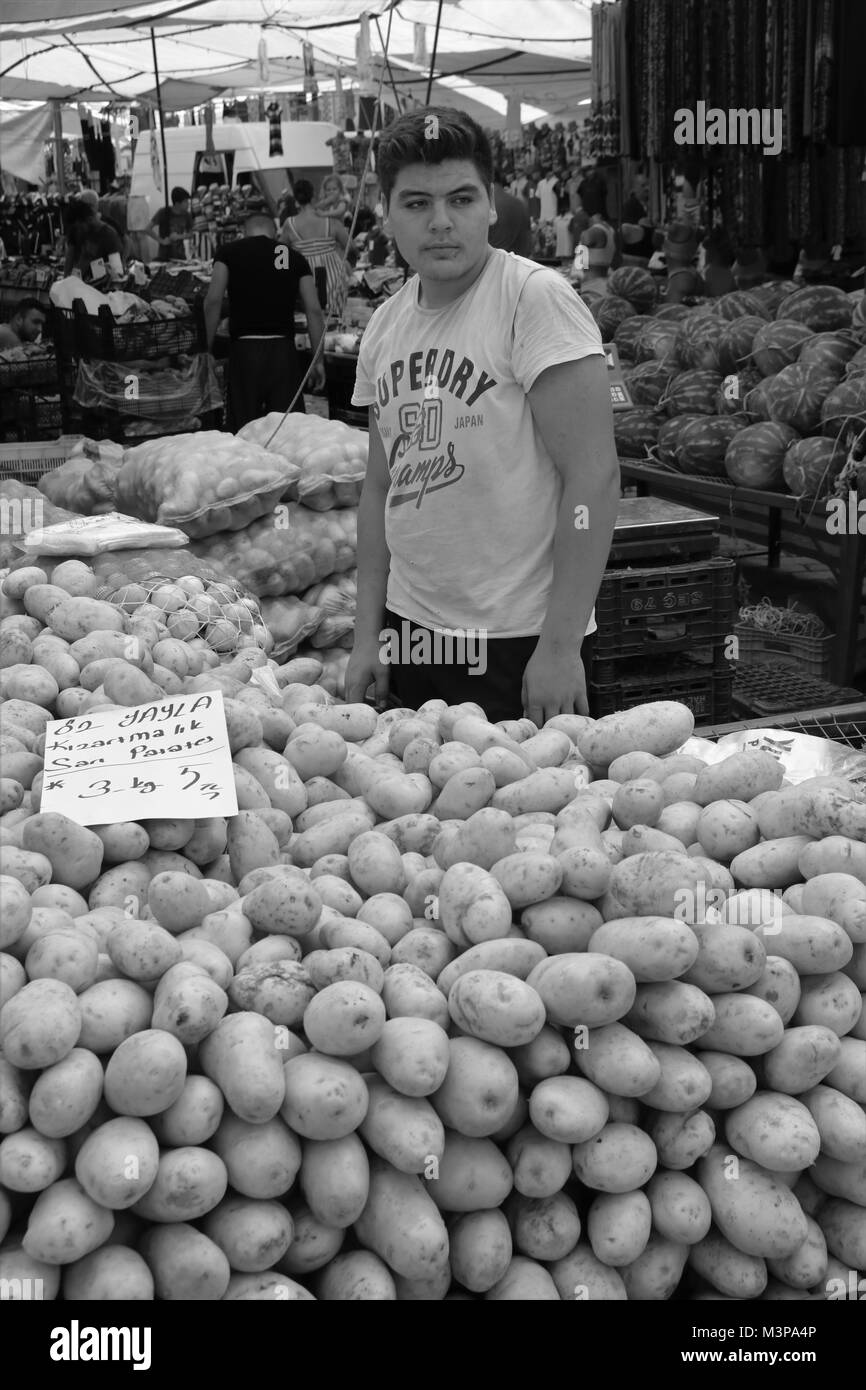CALIS, Türkei - 6. August 2017: Frisches Obst und Gemüse für den Verkauf am lokalen Markt in Calis, Türkei, 6. August 2017 Stockfoto
