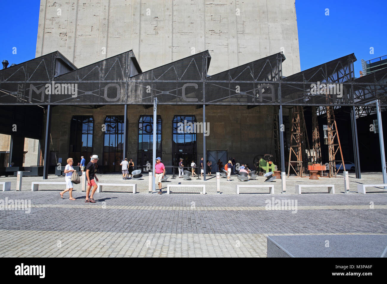 Äußere des neuen Zeitz MOCAA, in einem historischen Getreidesilo Gebäude, entworfen von Thomas Heatherwick, an der V&A Waterfront in Kapstadt, Südafrika Stockfoto