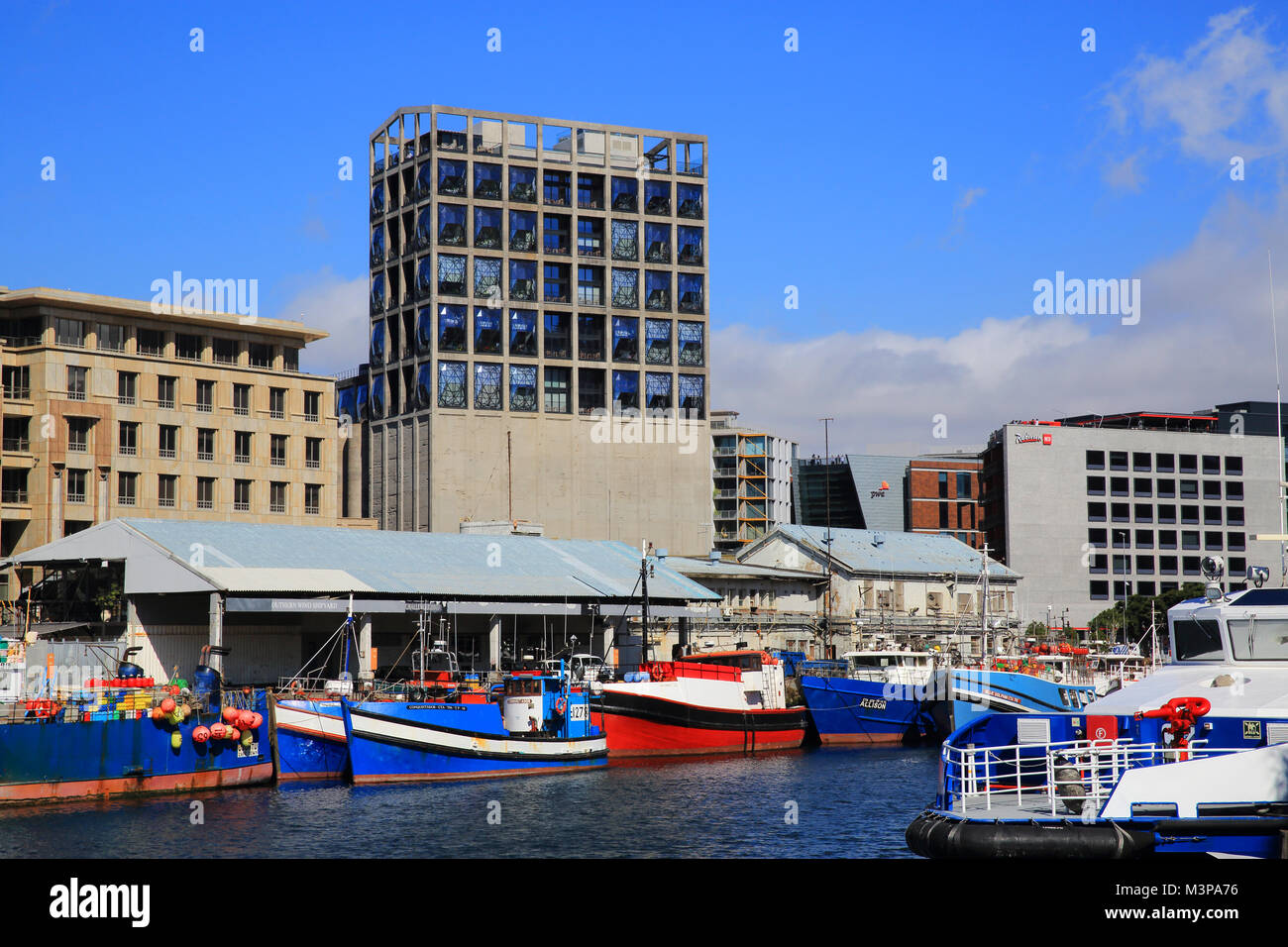 Äußere des neuen Zeitz MOCAA, vom Jachthafen, in Kapstadt, Südafrika Stockfoto