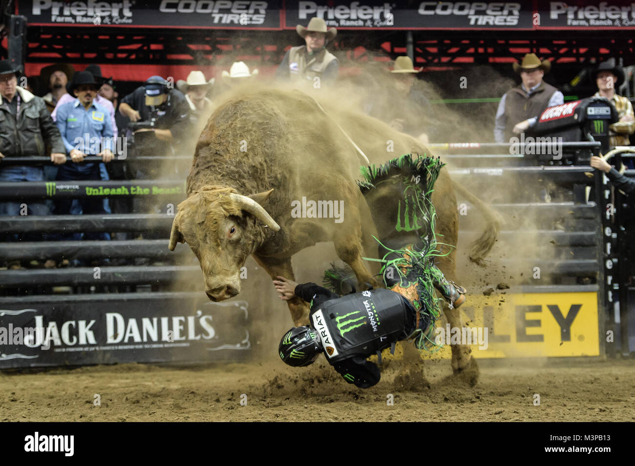 Kansas City, Missouri, USA. 11 Feb, 2018. José Vitor LEME gesträubt, aus dem Stier name Cochise im Finale der PBR Caterpillar Klassiker an der Sprint Center in Kansas City, Missouri gehalten. Credit: Amy Sanderson/ZUMA Draht/Alamy leben Nachrichten Stockfoto