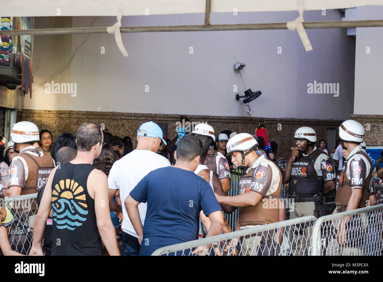 Salvador Bahia, Brasilien. 11 Feb, 2018. Der brasilianischen Militärpolizei prüfen die Leute am Eingang der Fahrstuhl Lacerda, bevor es Ihnen ermöglichen, an der Spitze der Stadt zu gehen, den Karneval zu feiern. Credit: Ruben Ramos/Alamy Leben Nachrichten. Stockfoto