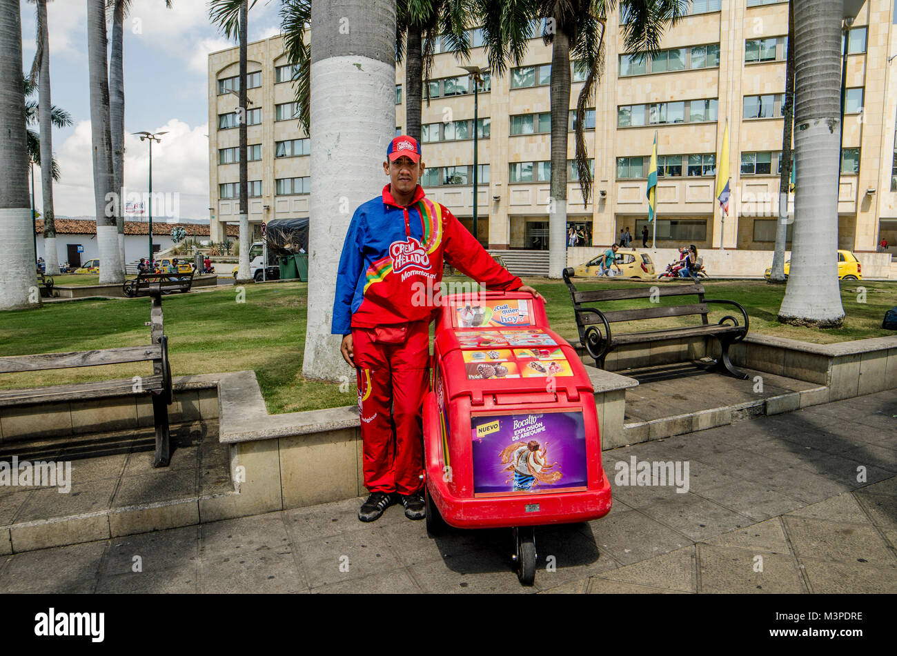 Rafael aus Venezuela steht neben seinen Wagen, die er verwendet, Eis auf den Straßen von Bucaramanga, Kolumbien, 8. Februar 2018 zu verkaufen. Rafael und seine Frau Carolina kamen über die Grenze in Cucuta. Wegen der unsicheren Situation, in der Sie beschlossen, Bucaramanga zu bewegen. Dort schliefen sie in der Central Park wie andere Venezolaner. Auf der Suche nach einem festen Einkommen, Rafael fand einen Job als Eis Anbieter. Mit dem Geld, das er verdient, dass er in der Lage ist eine Zuflucht in der Nacht zu leisten und den Rest seiner Kinder in Venezuela, die mit ihrer Großmutter live zu senden. Das Paar will, die in der Kolumbianischen zu vereinbaren Stockfoto