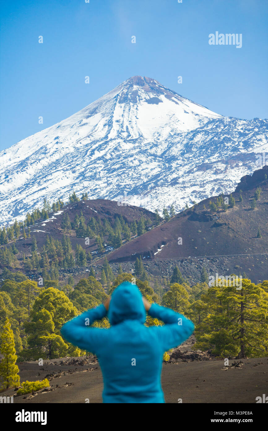 Teneriffa, Kanarische Inseln, Spanien. 11. Februar, 2018. Wetter: ein Wanderer sieht durch binoculors aus Schnee südlichen Hängen des höchsten Berg Spaniens, dem Teide (3.718 m), auf Teneriffa auf den Kanarischen Inseln. Der Nationalpark Teide ist auch ein UNESCO-Welterbe. Credit: ALAN DAWSON/Alamy leben Nachrichten Stockfoto