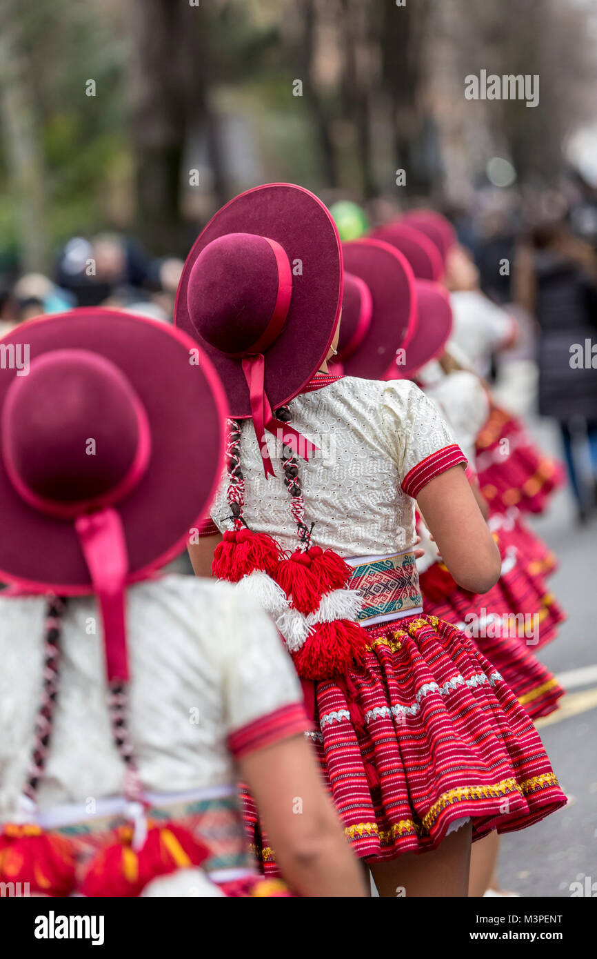 Paris, Frankreich. 11 Feb, 2018. Hintere Bild aus einer Reihe von katalanischen Frauen Tänzerinnen in der Straße während der Carnaval de Paris 2018. Credit: Radu Razvan/Alamy leben Nachrichten Stockfoto