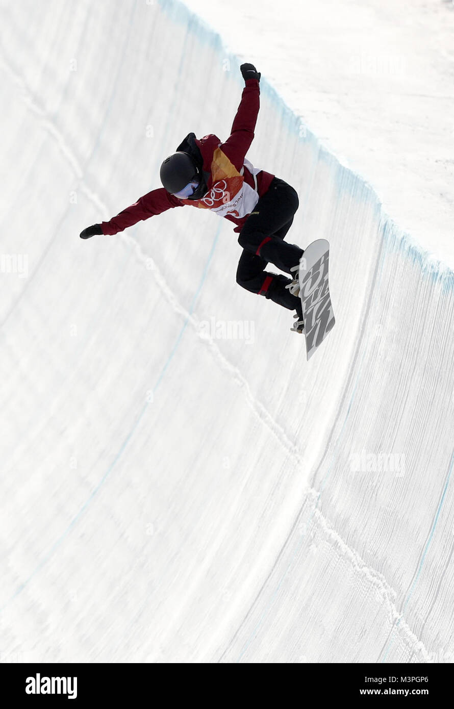 Pyeongchang, Südkorea. 12 Feb, 2018. Chinas Liu Jiayu konkurriert während des qulification Ausführen von Snowboard Halfpipe Damen Event im 2018 PyeongChang Winter-olympischen Spiele im Phoenix Park in PyeongChang, Südkorea, am 12.02.2018. Liu erweiterte zur Endrunde mit 87.75 Punkten. Credit: Fei Maohua/Xinhua/Alamy leben Nachrichten Stockfoto