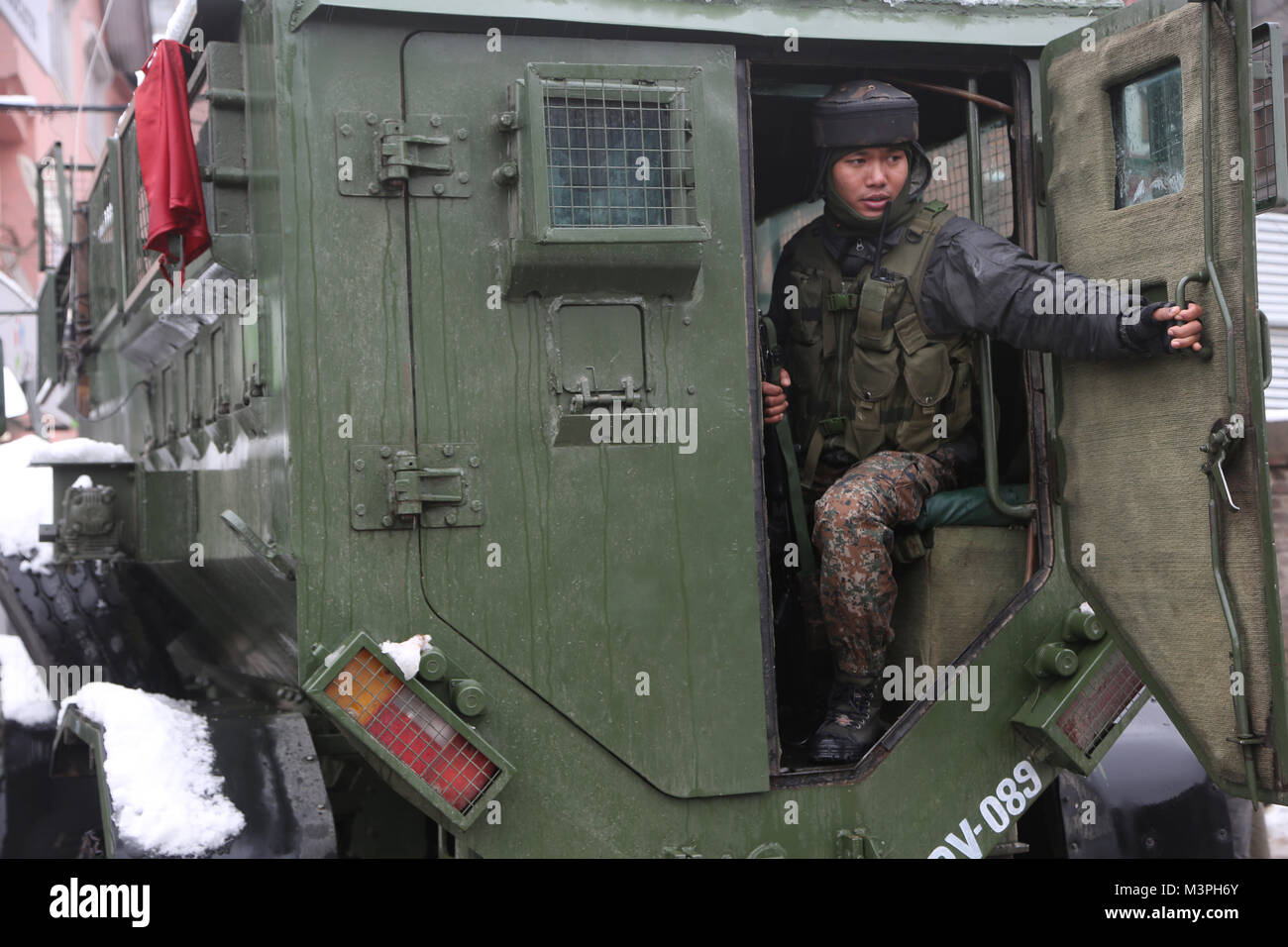 Srinagar, Kashmir. 12 Feb, 2018. Eine Rüstung Fahrzeug der Indischen paramilitärische Kräfte kommt an der Seite von einer Schießerei in Srinagar Stadt, der Sommer Hauptstadt von Kaschmir, Feb.12, 2018. Eine paramilitärische Truppe, die Zentrale Reserve Polizei (Crpf) wurde Montag in einer heftigen Schießerei mit Militanten in restive Kaschmir verletzt, teilte die Polizei mit. Die schießerei brachen bei Karan Nagar Ortschaft Srinagar Stadt. Credit: Javed Dar/Xinhua/Alamy leben Nachrichten Stockfoto