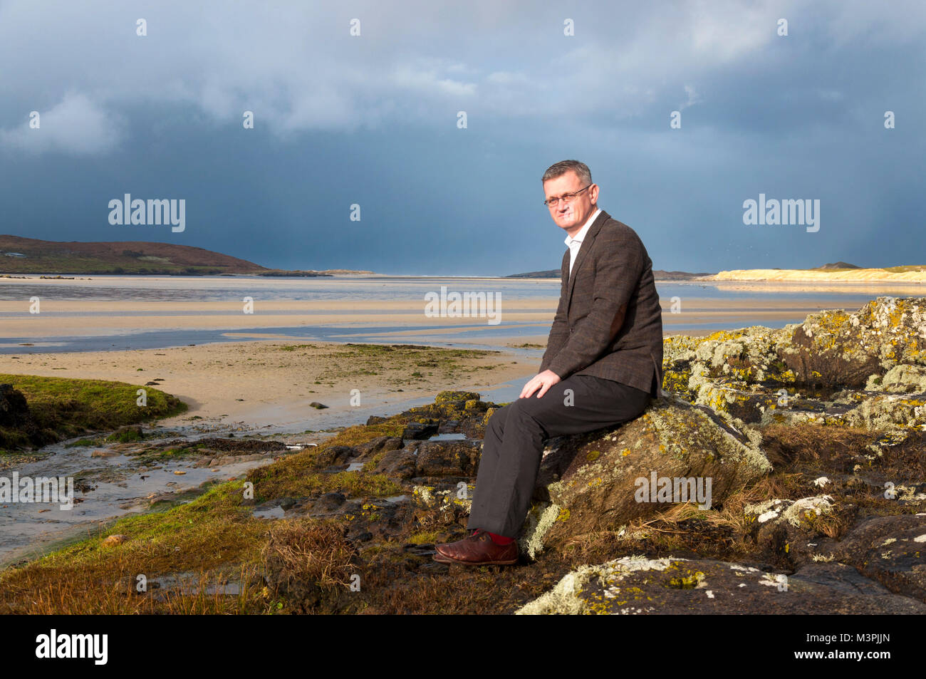 Ardara, County Donegal, Irland. 12. Februar 2018. Dr Breandán Mac Suibhne, Historiker und Autor. Sein jüngstes Buch, "Das Ende der Empörung: Post-Famine Anpassung der ländlichen Irland", war der Irish Times "Irish Non-Fiction Buch des Jahres" 2017. Das Buch ist in und um seiner Heimatstadt hier in Ardara. Credit: Richard Wayman/Alamy leben Nachrichten Stockfoto