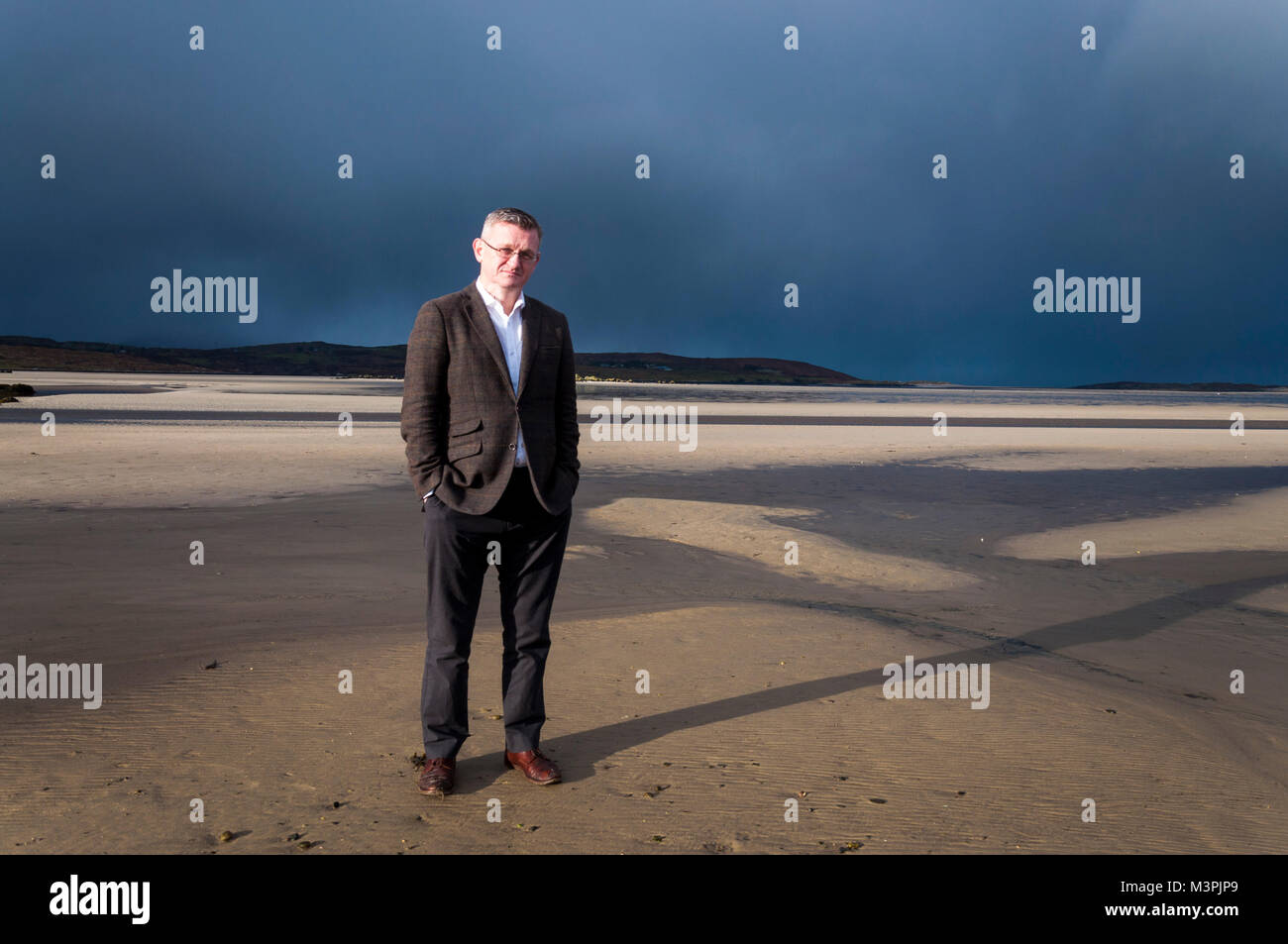 Ardara, County Donegal, Irland. 12. Februar 2018. Dr Breandán Mac Suibhne, Historiker und Autor. Sein jüngstes Buch, "Das Ende der Empörung: Post-Famine Anpassung der ländlichen Irland", war der Irish Times "Irish Non-Fiction Buch des Jahres" 2017. Das Buch ist in und um seiner Heimatstadt hier in Ardara. Credit: Richard Wayman/Alamy leben Nachrichten Stockfoto