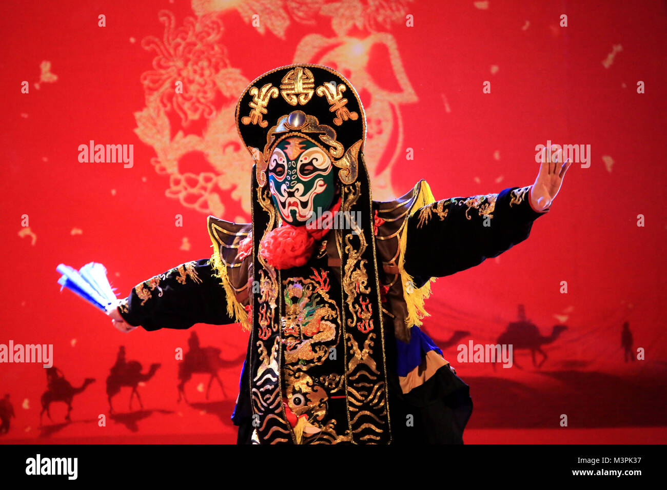 Dar-es-Salaam. 11 Feb, 2018. Der chinesische Künstler führt Gesicht - Ändern der Sichuan Oper während der "Happy Chinese New Year" Gala in Dar es Salaam, Tansania, Jan. 11, 2018. Quelle: Xinhua/Alamy leben Nachrichten Stockfoto