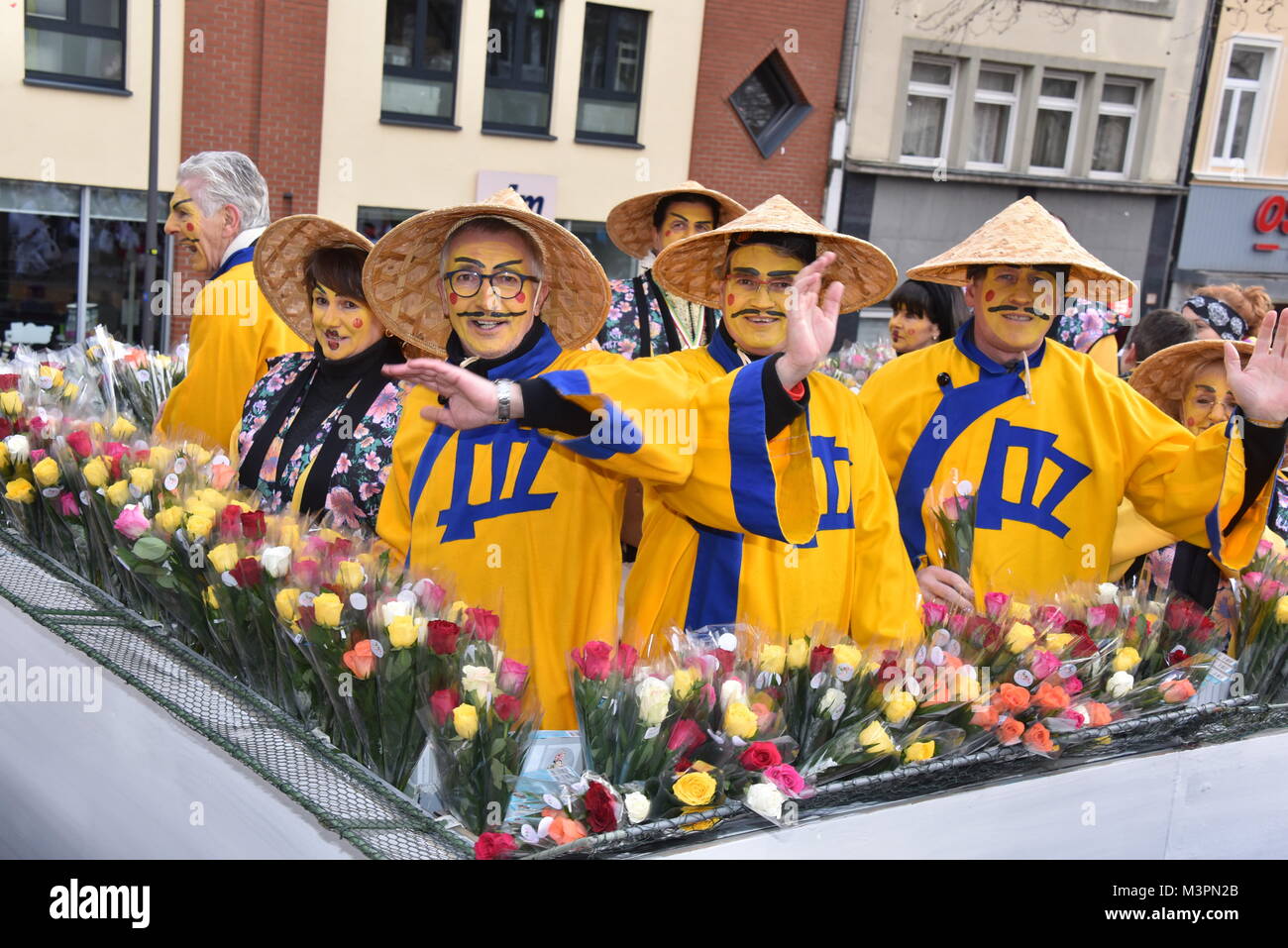 Düsseldorf, Deutschland, 12. Februar 2018. Karneval - goers in Kostüm nehmen Sie Teil an den Rosenmontag (Rosenmontag) Karnevalsumzug in Köln, Deutschland, 12. Februar 2018. · KEINE LEITUNG SERVICE · Foto: Horst Galuschka/dpa Quelle: dpa Picture alliance/Alamy leben Nachrichten Stockfoto