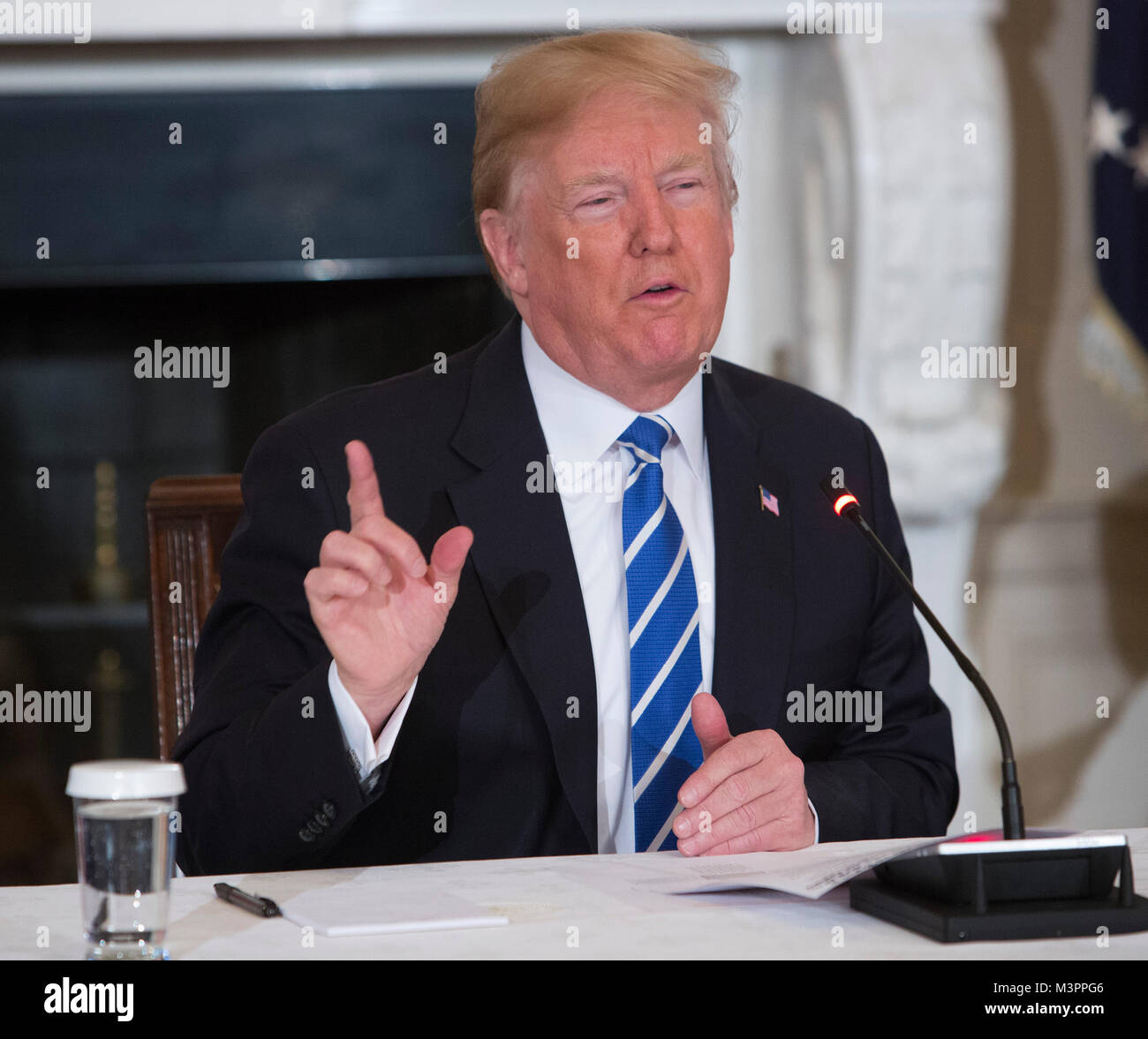 Präsidenten der Vereinigten Staaten Donald J. Trumpf hält eine Konferenz mit staatlichen und lokalen Beamten in Bezug auf seine Infrastruktur planen, 12. Februar 2018 im Weißen Haus in Washington, DC. Quelle: Chris Kleponis/CNP/MediaPunch Stockfoto