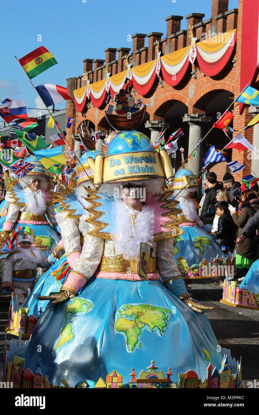 AALST, Belgien, 12. Februar 2018: Unbekannte Aalst Karneval Teilnehmer während der jährlichen Street Parade feiern. Aalst Karneval ist von der UNESCO als ein Ereignis des Immateriellen Kulturerbes anerkannt. Credit: Imladris/Alamy Leben Nachrichten. Stockfoto