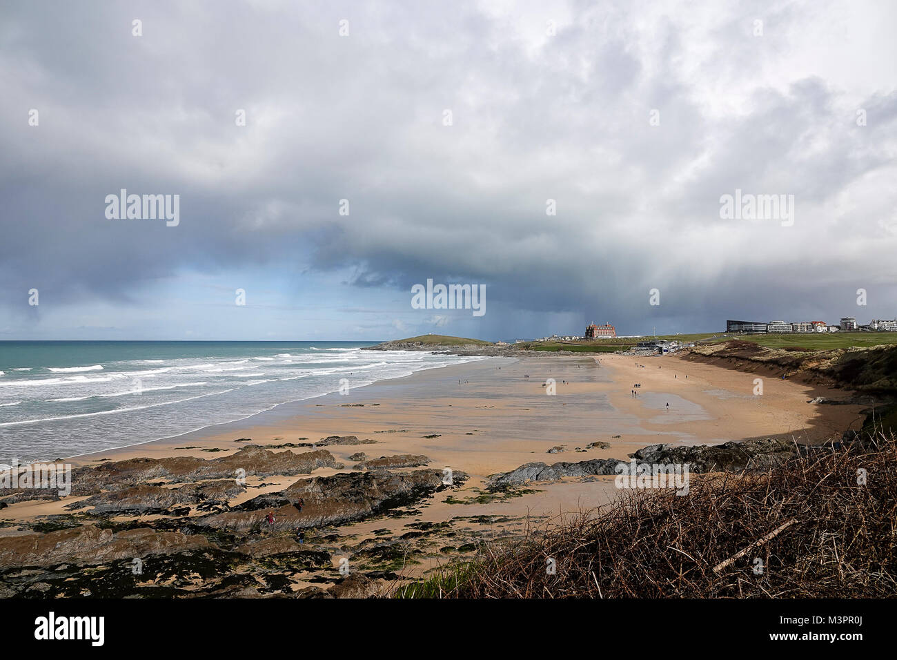 Esplanade Road, Newquay. 12. Februar 2018. Sonnenschein und Duschen über dem Westen Land heute. Fistral Bay in Newquay in Cornwall. Credit: James Jagger/Alamy leben Nachrichten Stockfoto