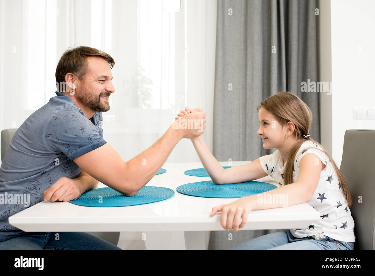 Vater und Tochter Armwrestling Stockfoto