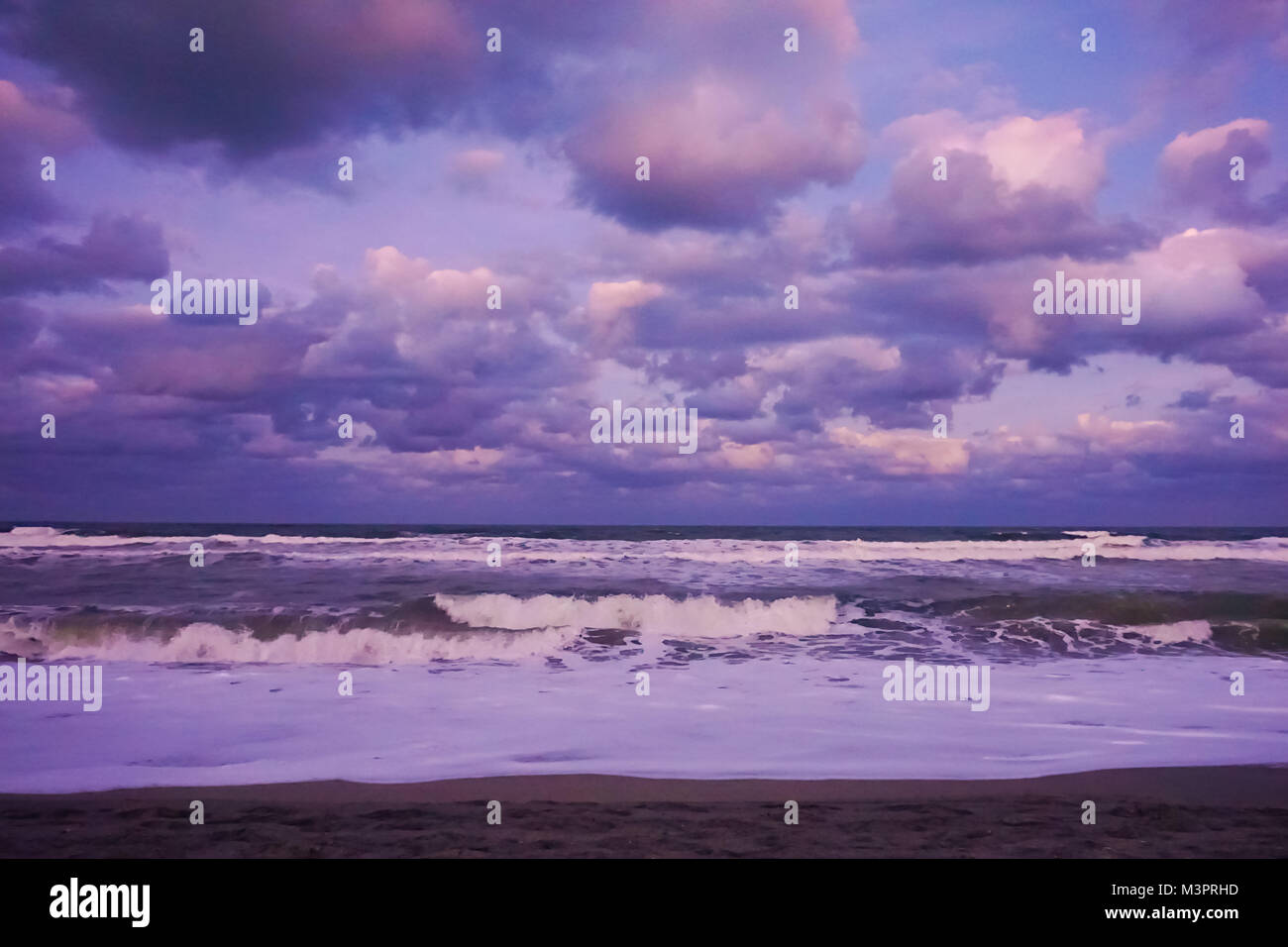 Hobe Sound Strand auf Jupiter Island, mit einem violetten Himmel und geschwollene Wolken, nach Osten kurz nach Sonnenuntergang im Januar, Martin County, Florida, USA Stockfoto