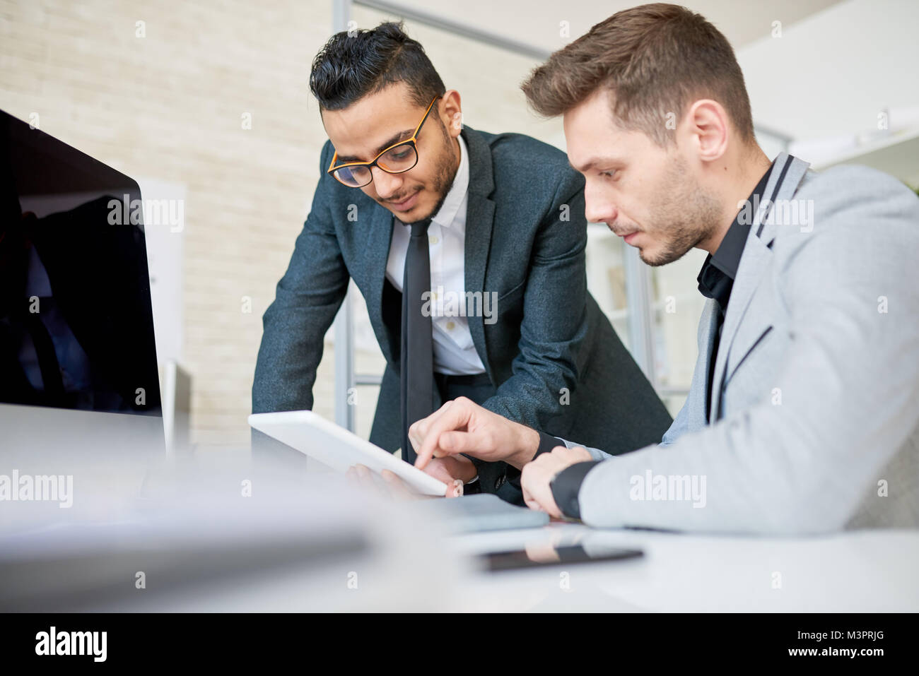 Zwei Unternehmer diskutieren Startup Stockfoto