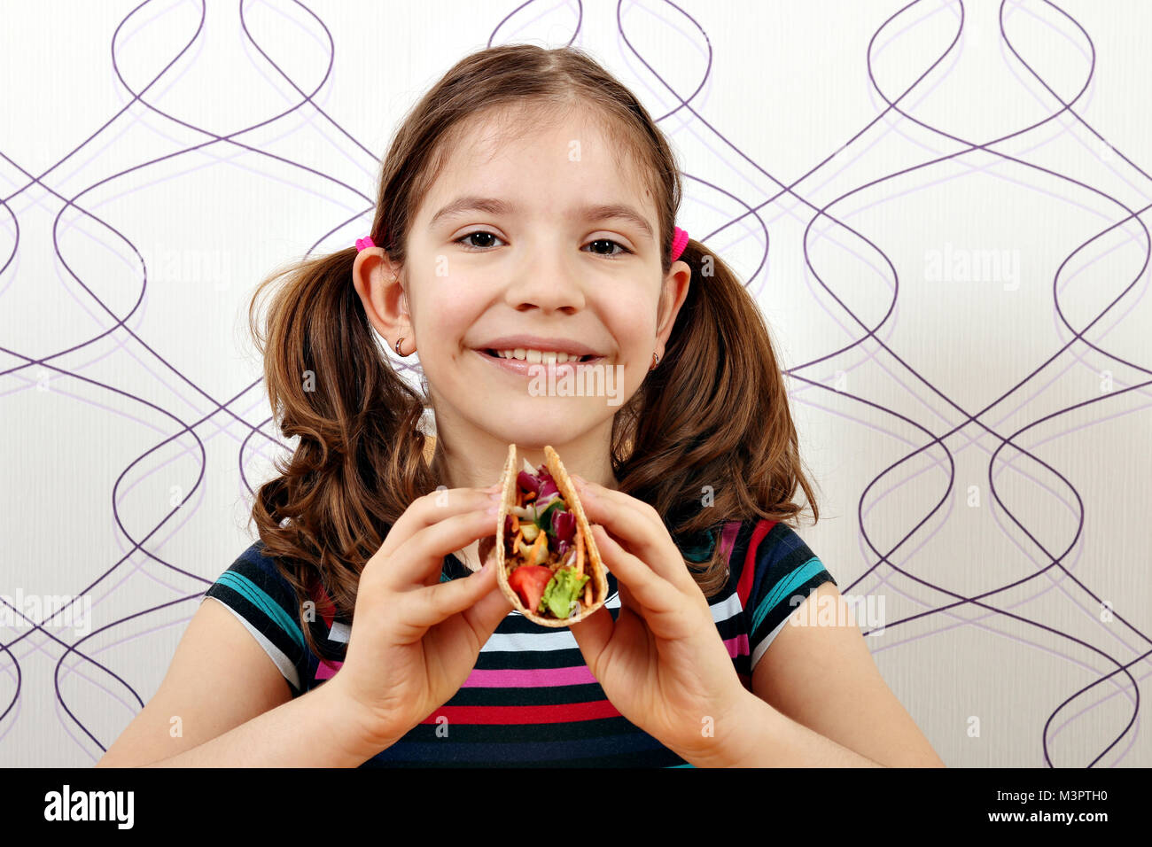 Schöne Mädchen mit Tacos Stockfoto