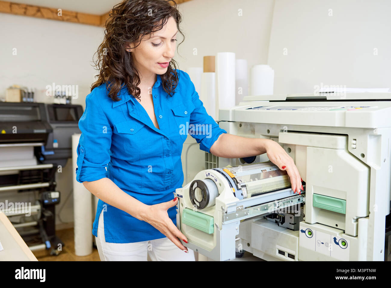 Operator ändern Papier in MF-Maschine Stockfoto