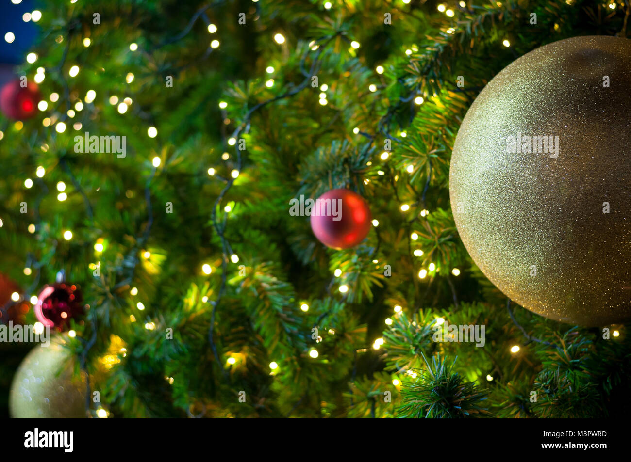 Close up Big Yellow glitter ball Weihnachten auf Baum mit weißen hellen Hintergrund Stockfoto