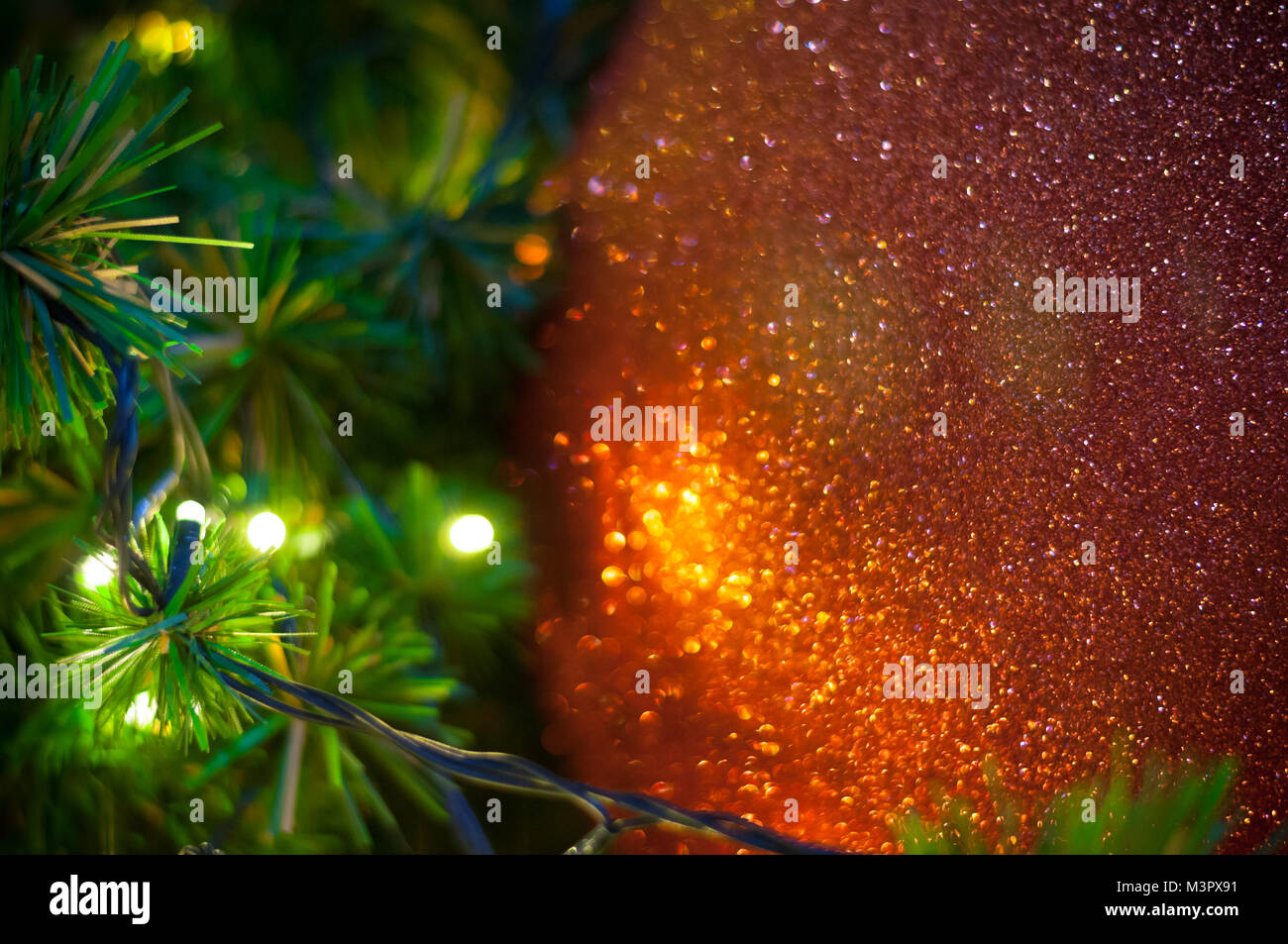 Close up Big Red glitter ball Weihnachten auf Baum mit weißen hellen Hintergrund Stockfoto