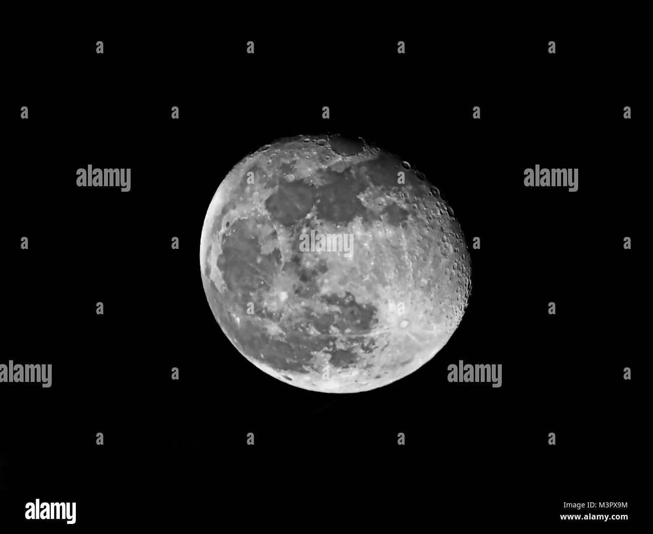 Vollmond auf einem Winter Nacht gut abgegrenzt Krater Stockfoto