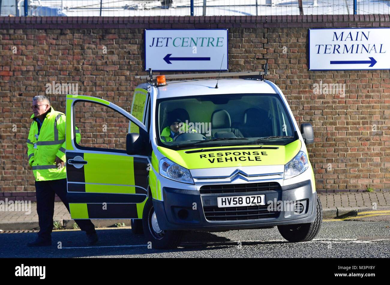Eine Antwort Fahrzeug geparkt ist nahe am London City Airport, die nach der Entdeckung einer Zweiten Weltkrieg explodierte Bombe geschlossen wurde. Stockfoto