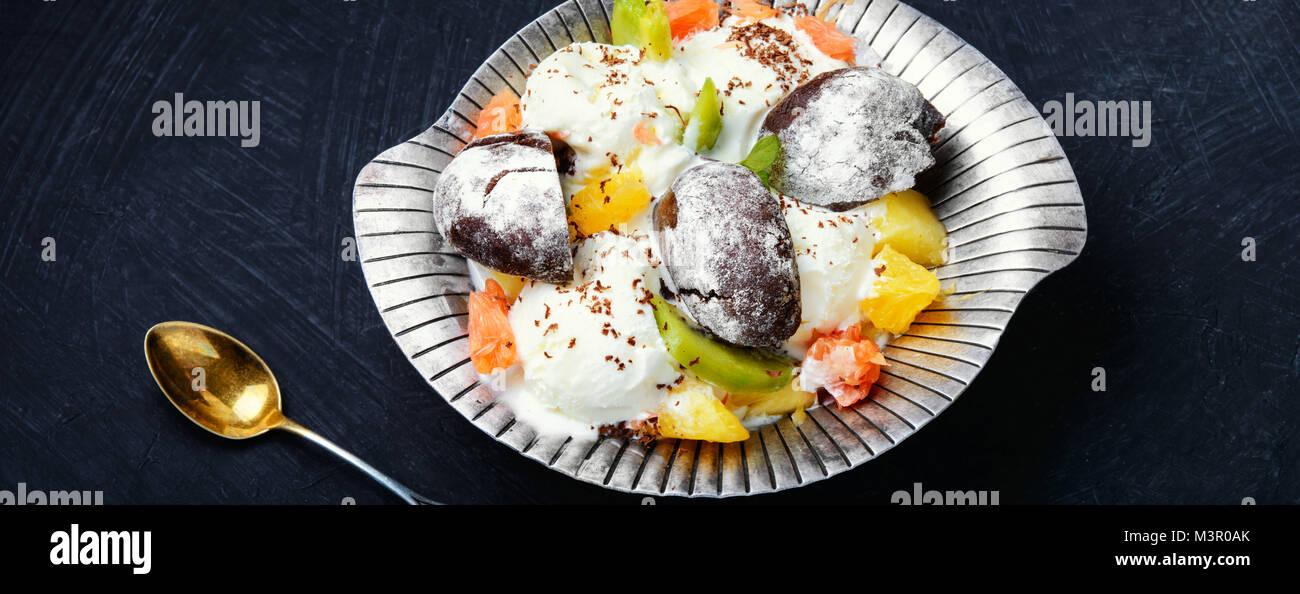 Eis in der Schüssel, dekoriert mit Kiwi und Zitrusfrüchten Stockfoto