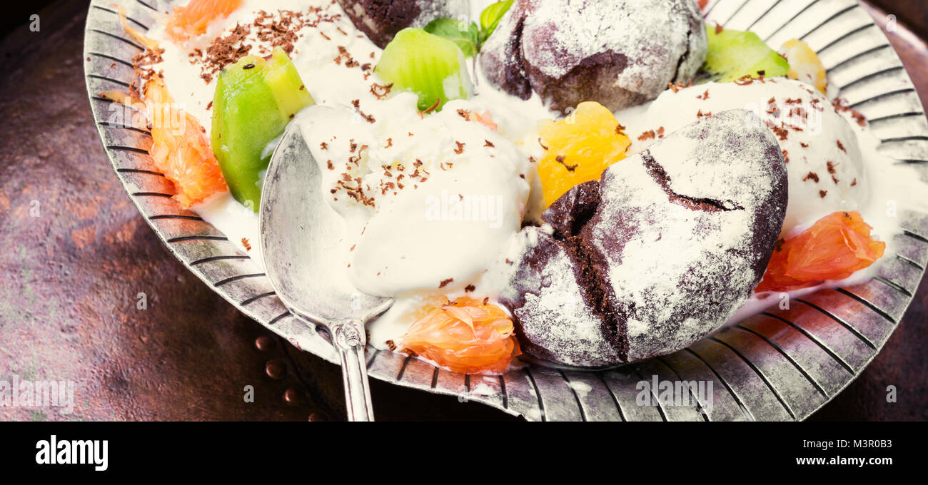 Vanilleeis in Schüssel mit Kiwi und Zitrusfrüchten. Stockfoto