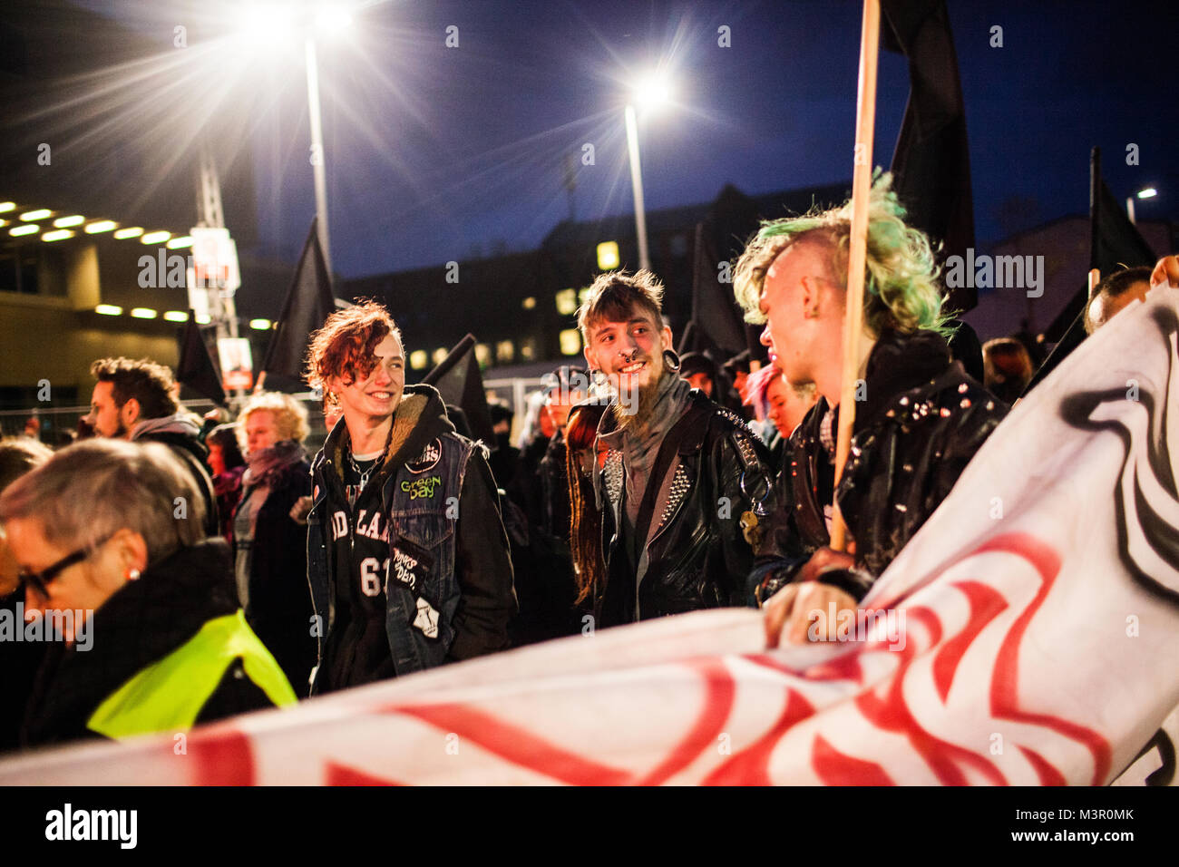 Die Atmosphäre unter den Teilnehmern aus verschiedenen linken Fraktionen und anarchistischen Fraktionen aus Kopenhagen - hier 3 lächelnd Punkrocker. Dänemark 2013. Stockfoto