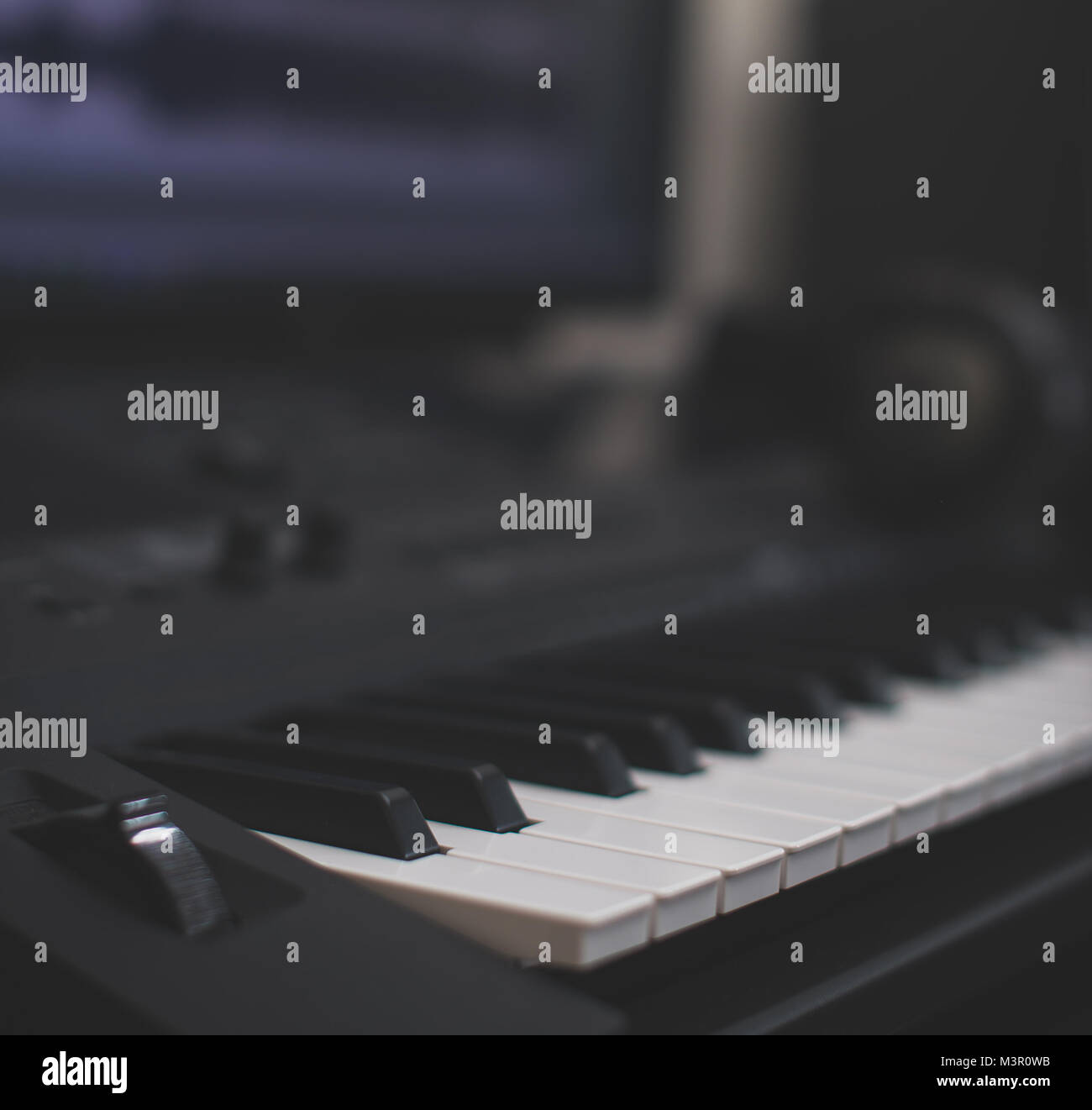 Midi-Keyboard und pc mit Musik Software. Konzept Home Musik Studio. Stockfoto