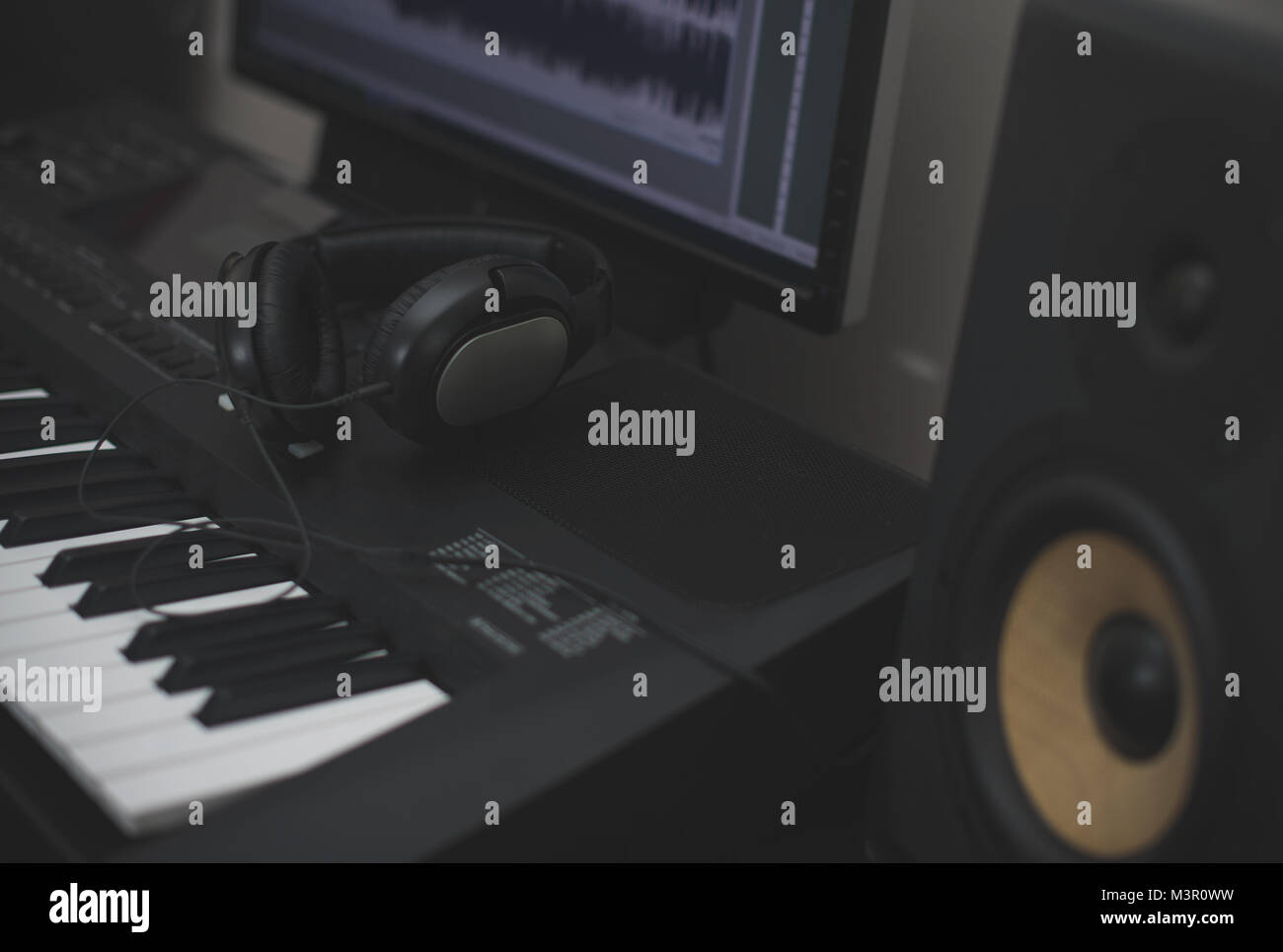 Professionelle Monitore, Kopfhörer, midid Tastatur und PC mit Musik Software. Stockfoto