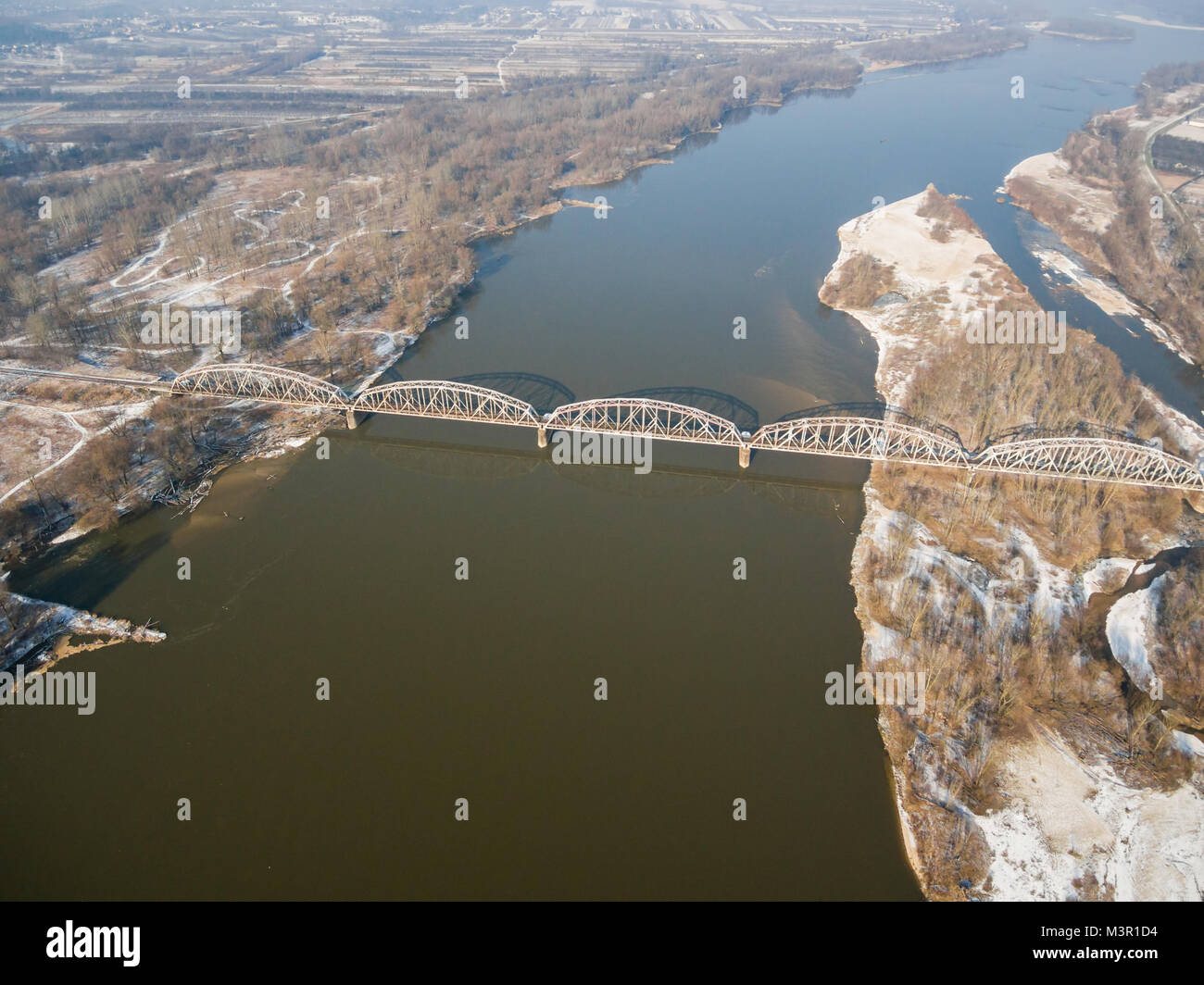 Luftaufnahme der Eisenbahnbrücke über der Weichsel in der Nähe von Gora Kalwaria Stadt, Polen Stockfoto