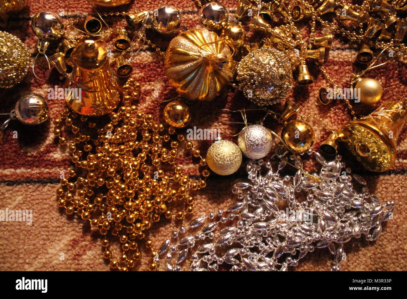 Golden Shine Spielzeug Glocken, Kugeln, Perlen, chaplets Für die Dekoration zu Weihnachten und Nea Jahr Stockfoto