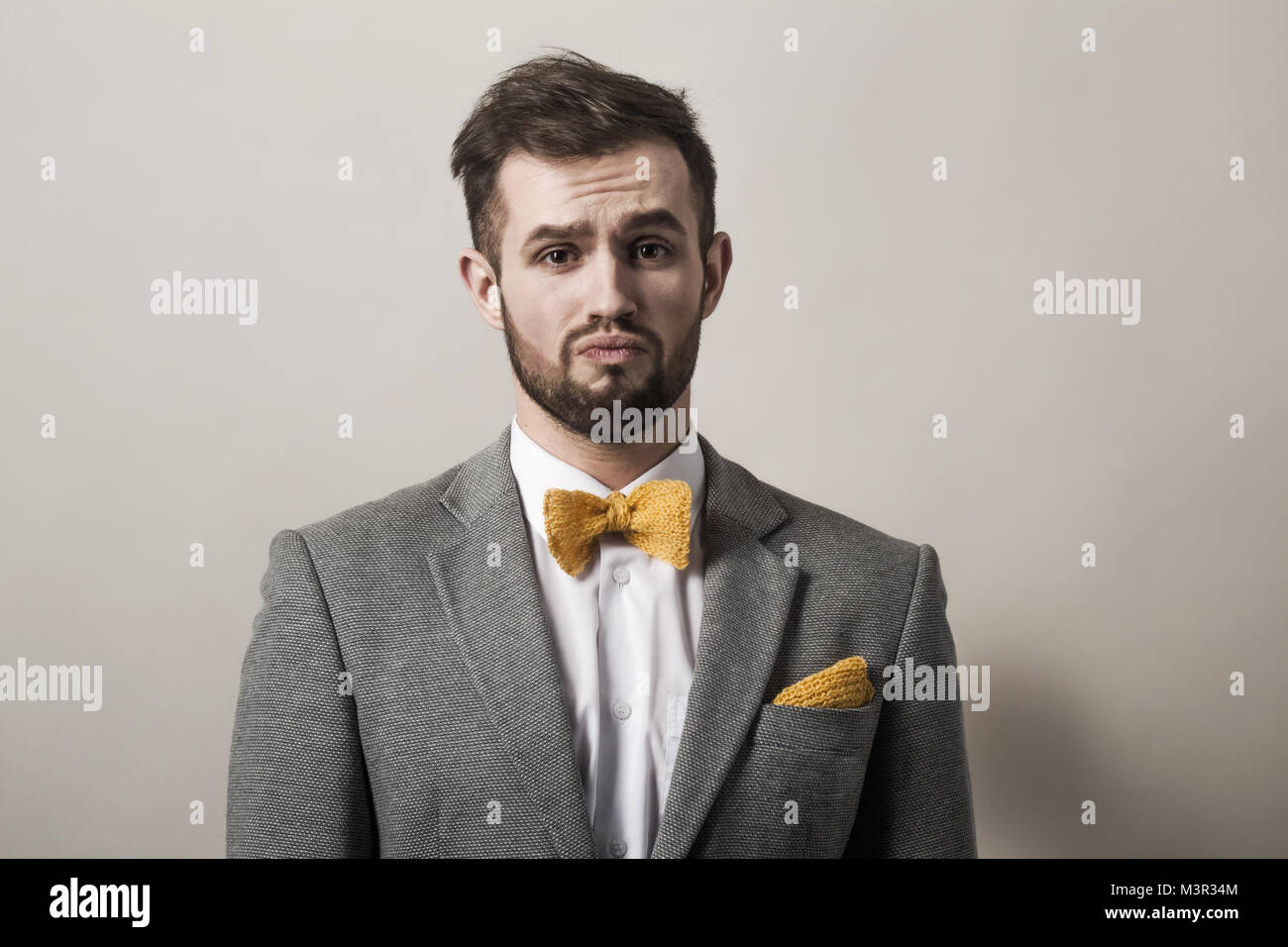 Closeup. frustriert Geschäftsmann auf grauem Hintergrund Stockfoto