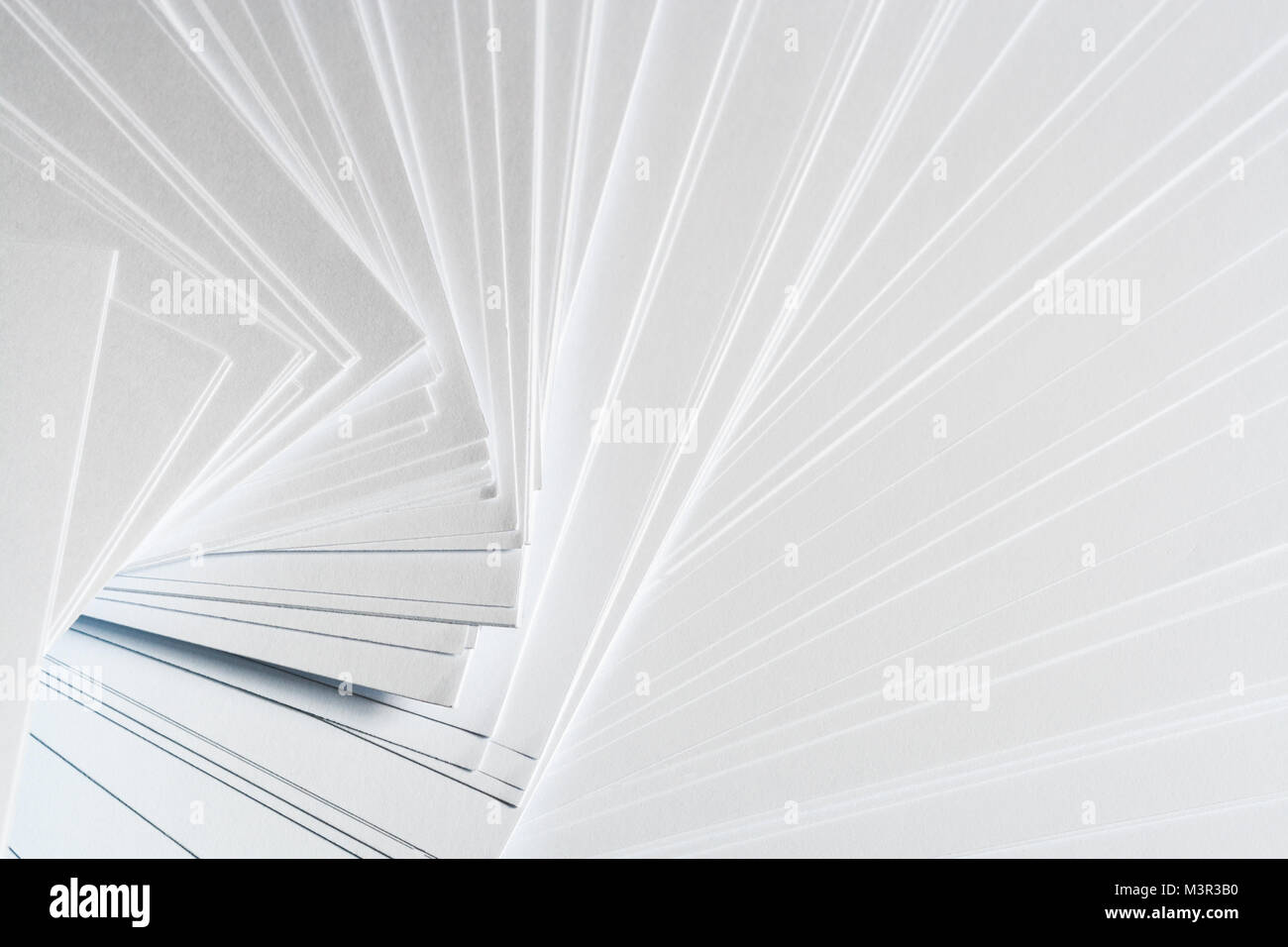 Weiße geometrische Hintergrund von Stapel sauber Blätter Papier, die zufällig in einer Spirale. Stockfoto