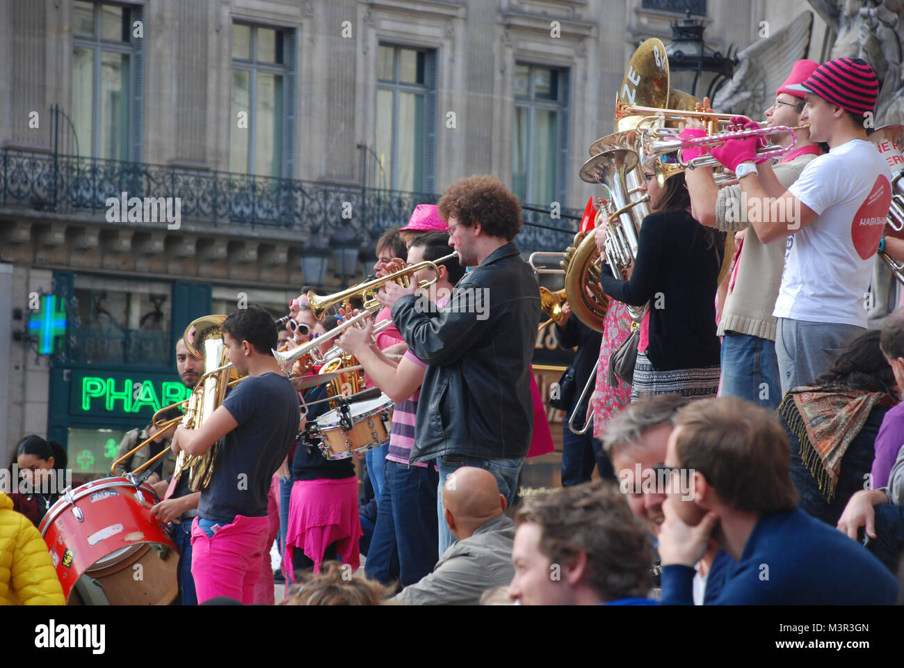 Straße Brass Band, vor Palais Garnier (Oper) in Paris, Frankreich Stockfoto