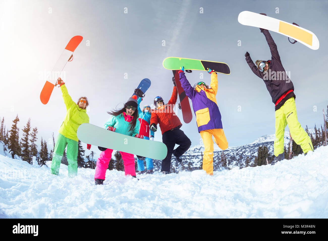 Sechs glückliche Freunde ist Spaß zu haben. Ski oder Snowboard Konzept Stockfoto