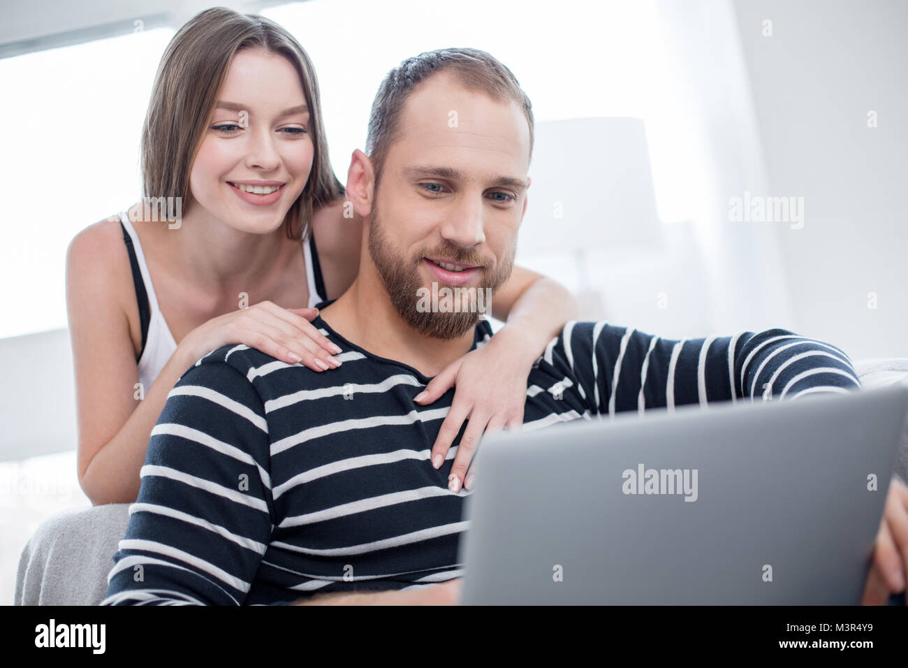 Liebevoller Mann und Frau gemeinsam entspannen Stockfoto