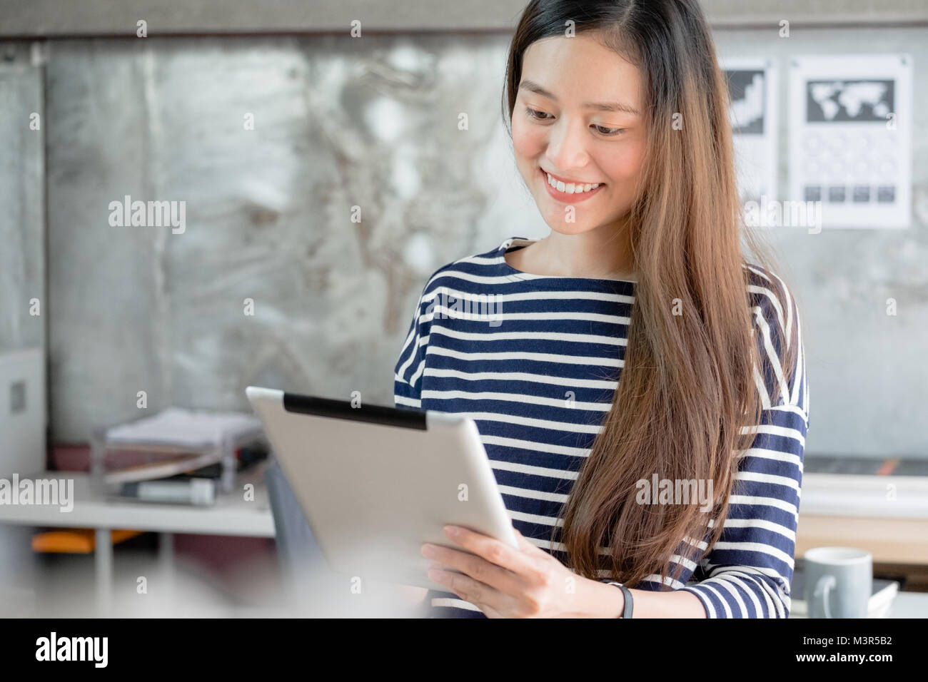 Asian Business Owner and Tuch tragen mit Tablet im Home Office arbeiten Platz zum Wenden auf on-line-Kanal, Office Lifestyle mit Technolo Stockfoto