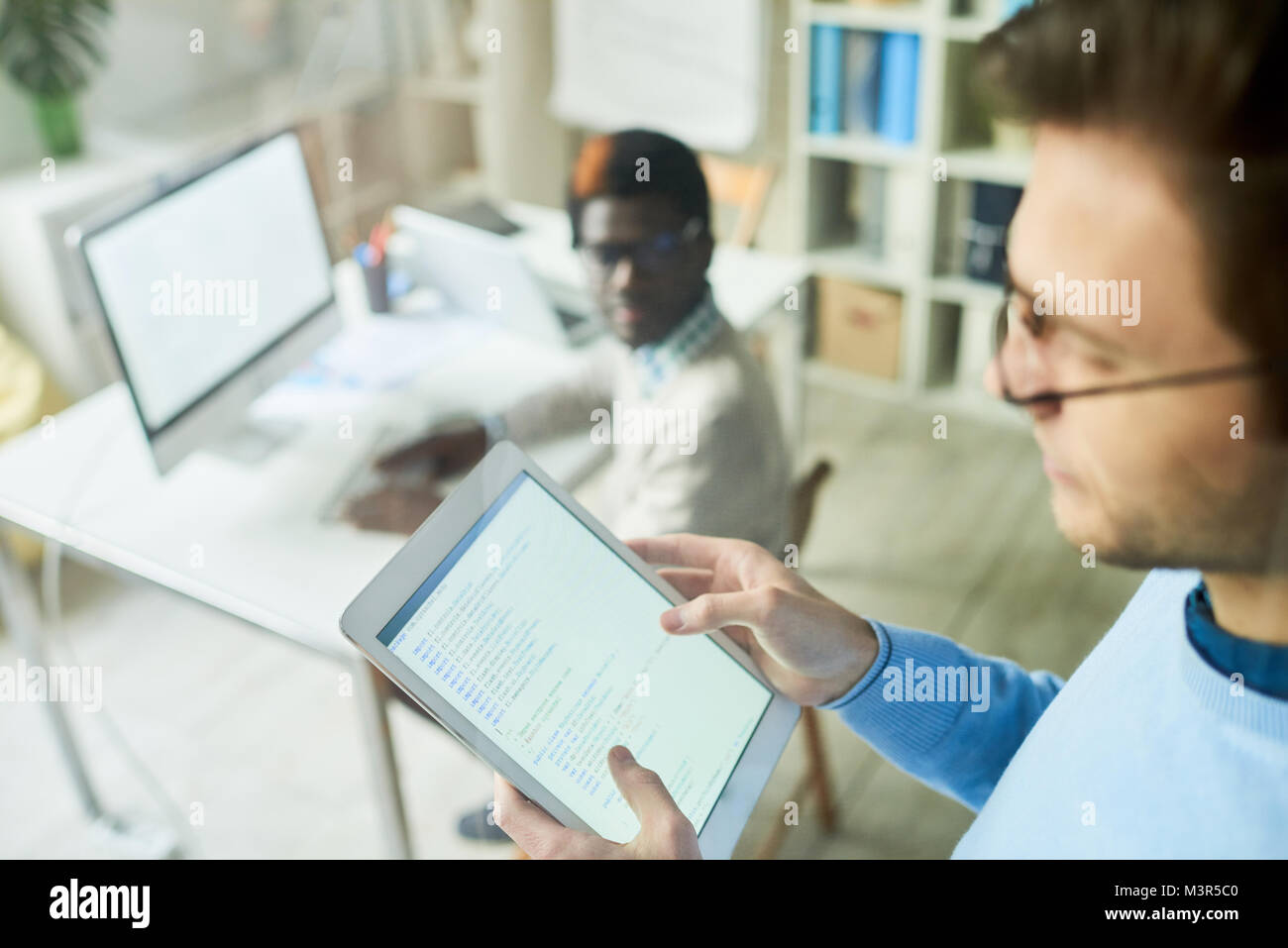 Web Developer Holding Tablet Stockfoto
