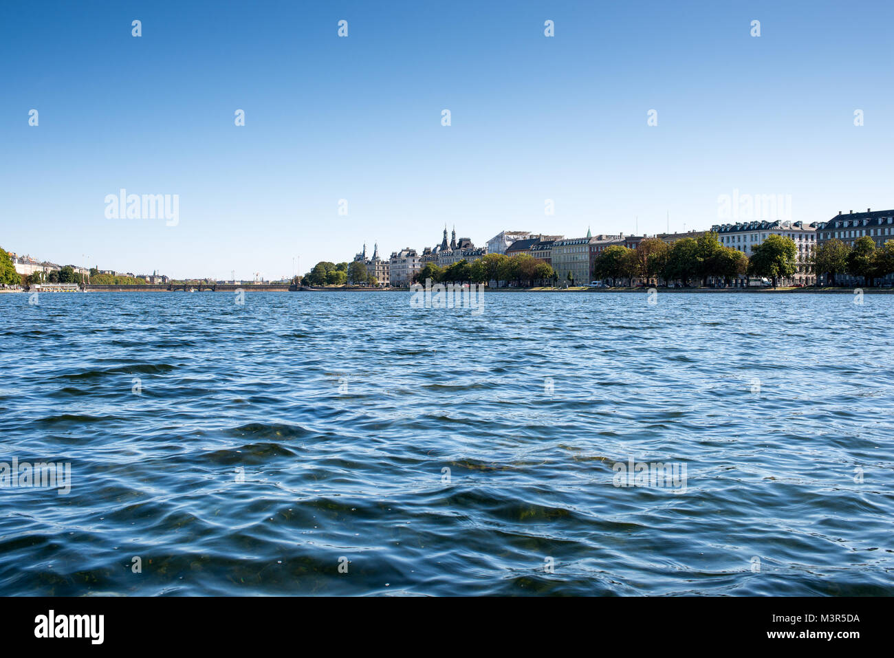 Peblinge Sø (See) in Kopenhagen vom Wasser aus gesehen mit Blick Richtung Nørrebro Stockfoto