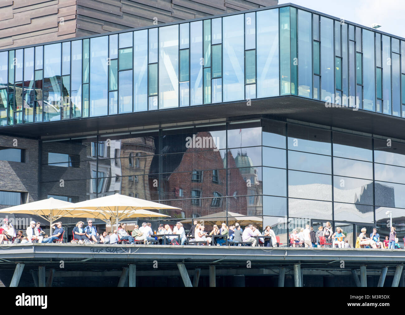 Die Königlich Dänisches Theater spielen Haus im Hafen von Kopenhagen, Dennmark, mit den Menschen draußen sitzen im Sommer Stockfoto