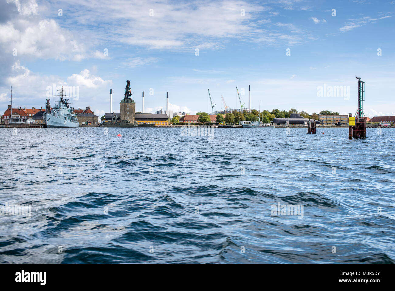 Hafen von Kopenhagen in Dänemark mit Blick auf Nyholm und das Schiff Peder Skram Stockfoto
