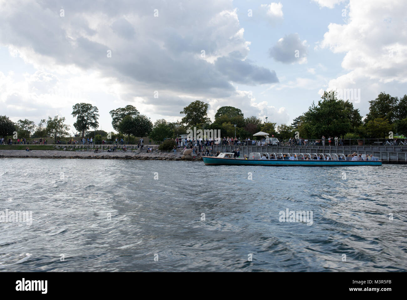 Canal Tours in Kopenhagen in der Nähe der Kleinen Meerjungfrau mit vielen Besuchern und Touristen Stockfoto