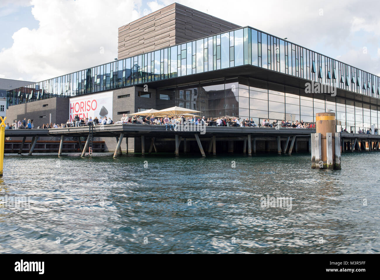 Die Königlich Dänisches Theater spielen Haus im Hafen von Kopenhagen, Dennmark, mit den Menschen draußen sitzen im Sommer Stockfoto