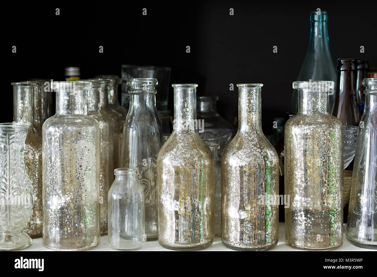Viele kleine Glas medizinische Flaschen. Stockfoto